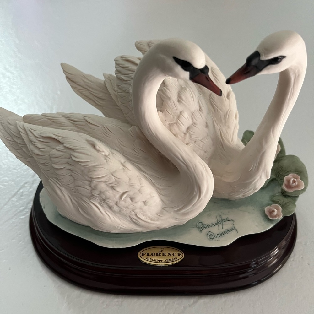 *Mint* RARE Giuseppe Armani Porcelain “Pair of Swans” Figurine w/ Box